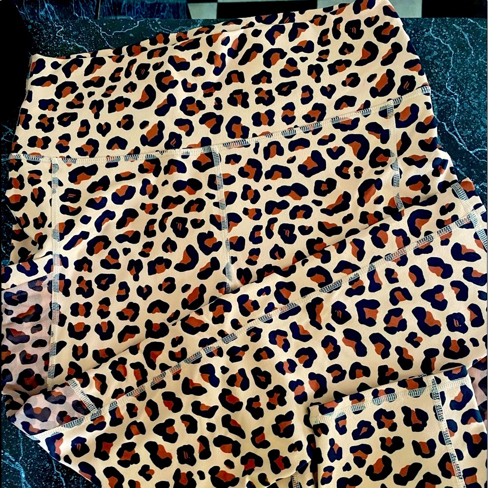 Leopard Fabletics crop leggings